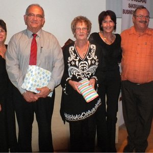 Vlnr is Jorine van der Merwe, Glenda Kitley, Coenie Groenewald, Raadsdame Nicolette Botha-Guthrie, RenÃ© Beukes, Kat Myburgh en Fanie Bothma tydens die oorhandiging van blyke van waardering